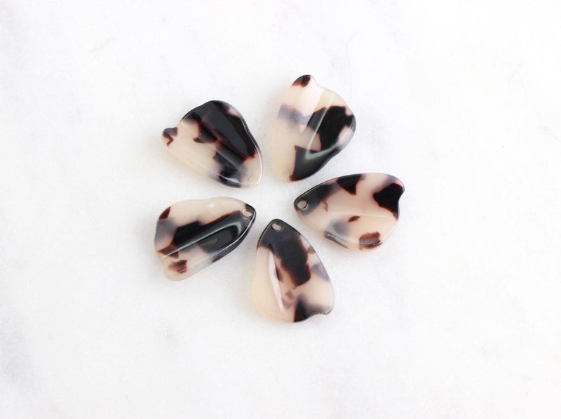 4 Small Petal Charms 18mm, Lucite Flower Petal Dangles, Black White Petal Bead 3D Flower Tortoise Shell Wavy Petals Tiny, FW002-18-WT