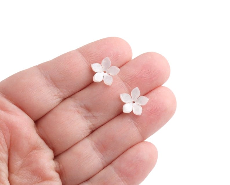 4 Tiny Pearl White Flower Bead Caps, 1 Hole, Imitation Mother of Pearl, Mini Daisy Bead Caps, For Hair Accessories, Cabochons, Studs, Acrylic, 12mm